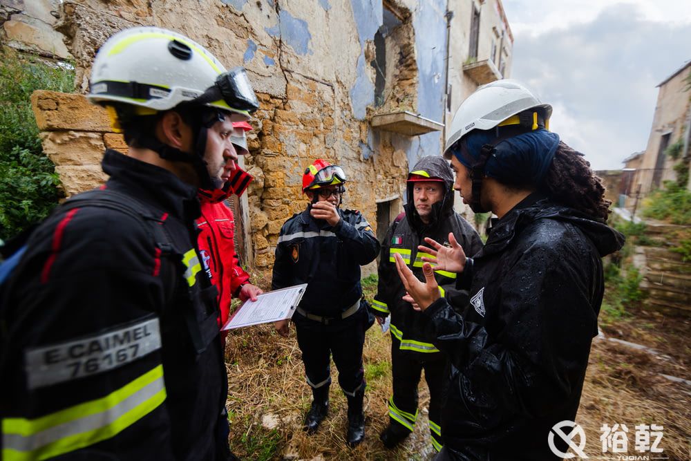 “智慧消防”守護古街區(圖1) group of people wearing white helmet.jpg