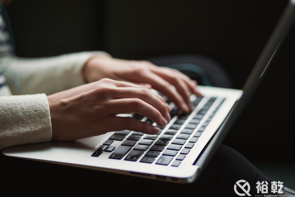淺析智慧能源管理系統架構(圖1) person using laptop.jpg