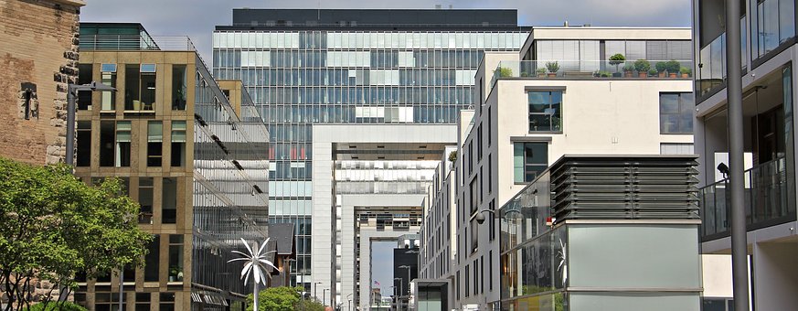 從能耗監測系統看智能化系統在工業和建筑行業的應用!(圖1) 起重機房_ 建筑學_ 科隆大教堂_ 科隆_ 現代的_ 建造_ 彩色玻璃窗戶 (1).jpg