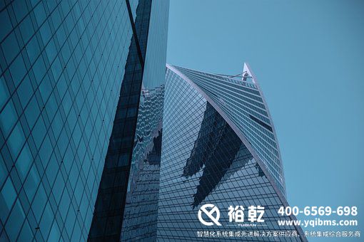 莫斯科市_ 俄羅斯_ 商業_ 多層建筑_ 深藍色的天空_ 窗口_ 藍天_ 天空.jpg
