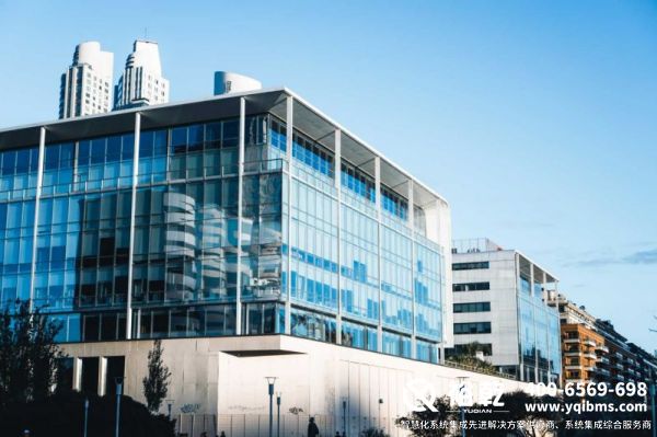 智慧銀行，數字化，智能化，服務化